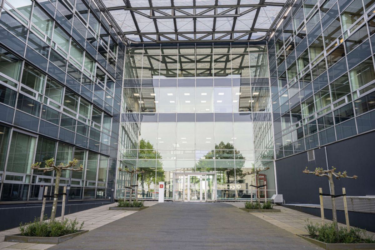 Glazen kantoorgebouw met een binnenplein