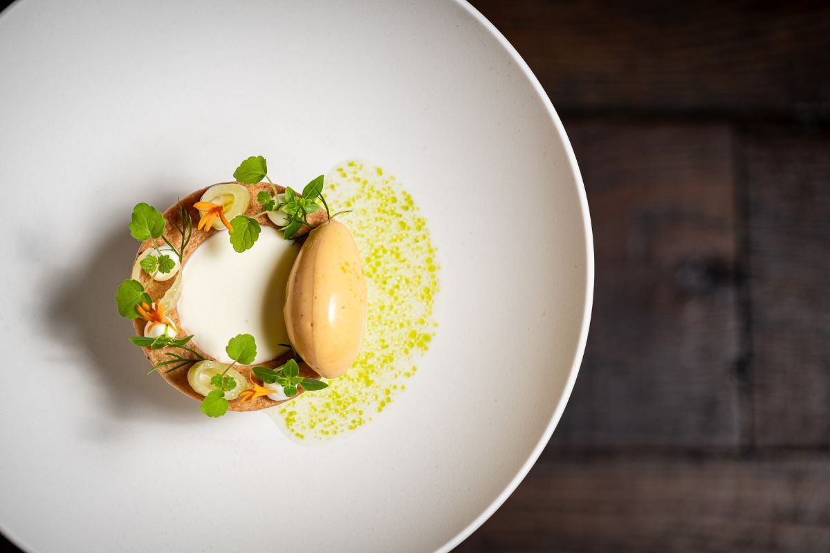 Opgemaakt dessert op een wit bord in een restaurant