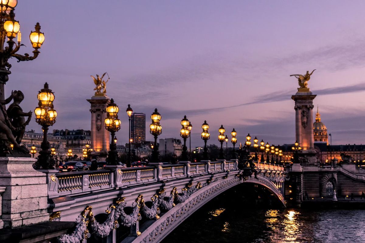 Verlichte brug over de Seine in Parijs bij avond