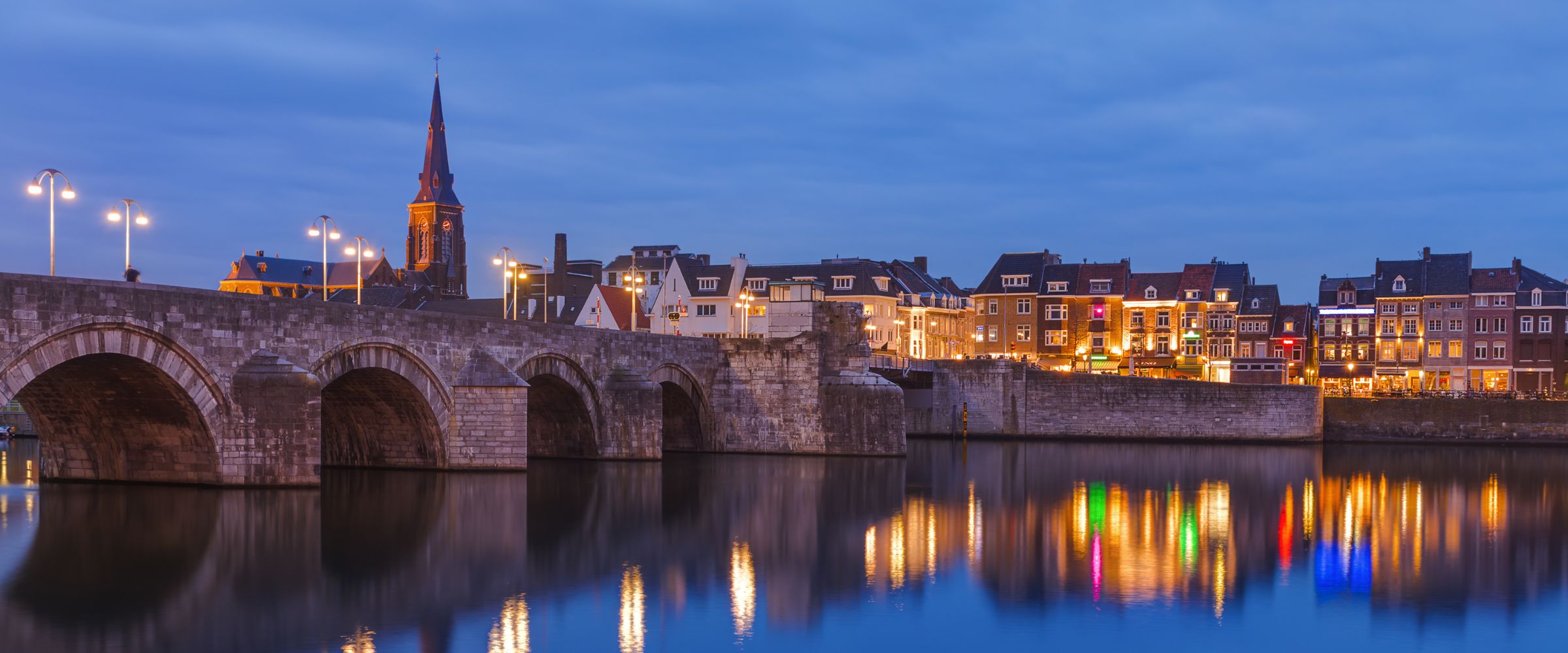 De Sint Servaasbrug in Maastricht bij avond