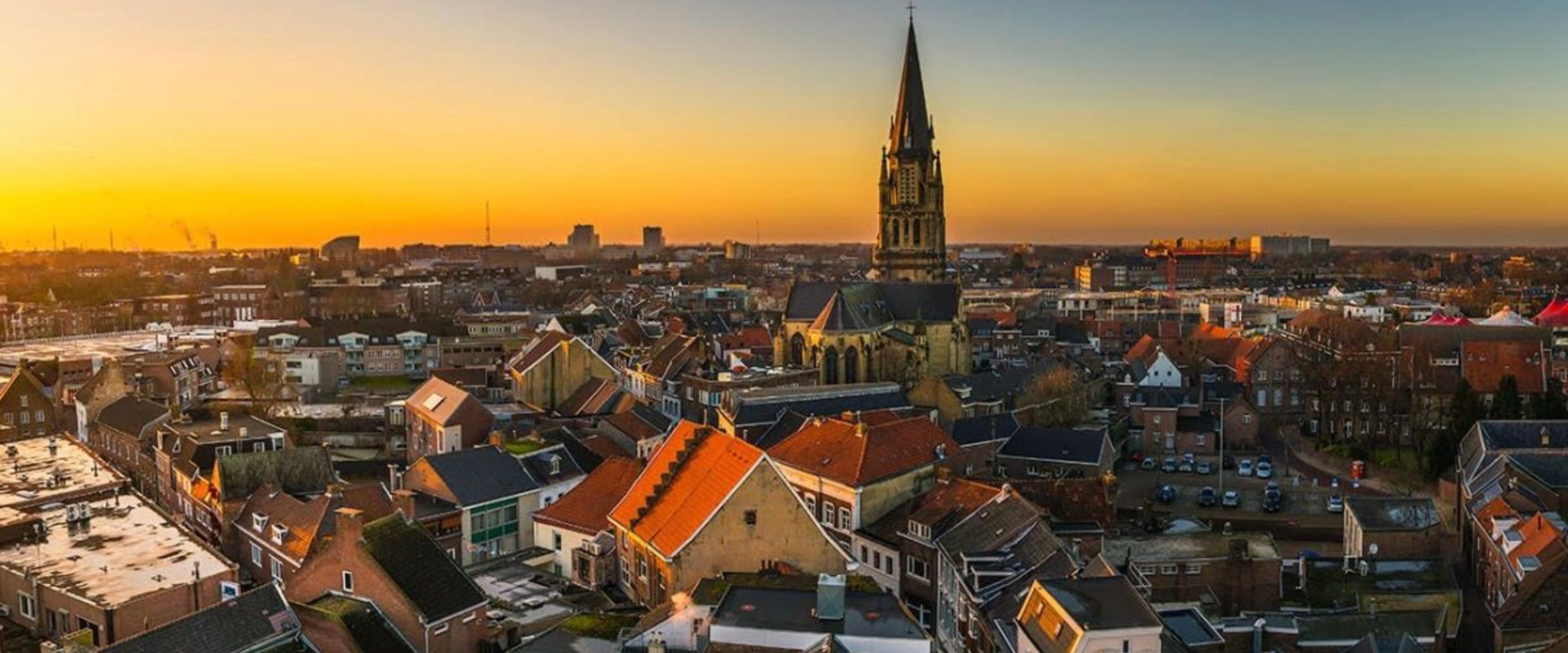 De skyline van Sittard met de Petruskerk bij zonsondergang